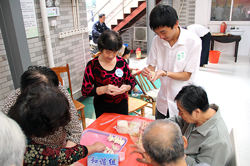 建華文創(chuàng)園黨支部團(tuán)委走訪慰問(wèn)七古登社區(qū)老人 (3).jpg